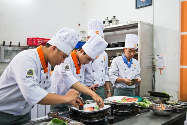 Học viên tham gia cuộc thi nấu ăn
