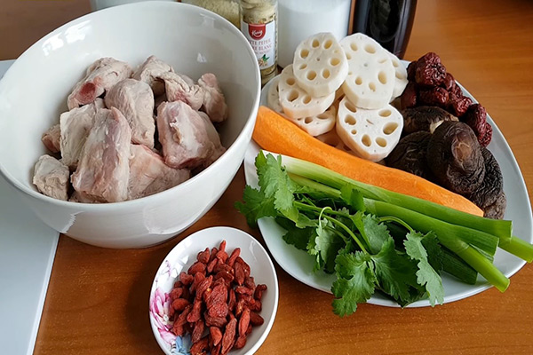 Nguyên liệu nấu canh củ sen táo đỏ