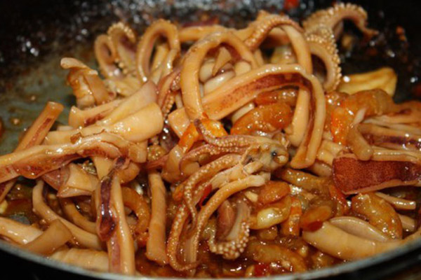 Làm sao để mực không bị dai khi xào với xốt me?