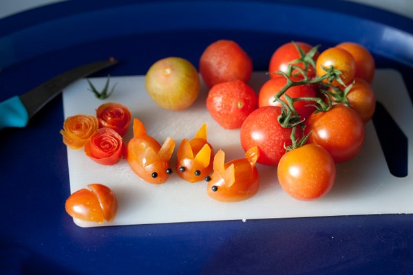 Tạo hình thỏ từ cà chua
