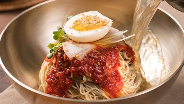 Mì lạnh cay (BiBim Naengmyeon)