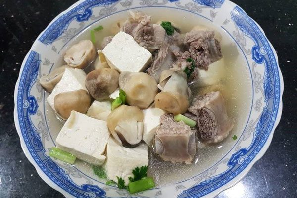 Canh sườn non nấu nấm