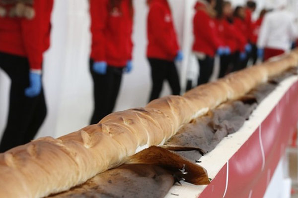 chiếc bánh dài nhất thế giới