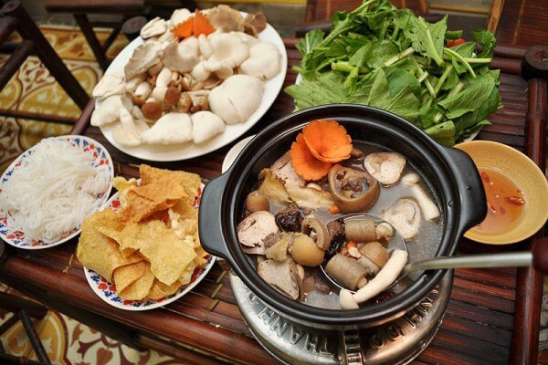 Lẩu đuôi bò hầm thuốc bắc