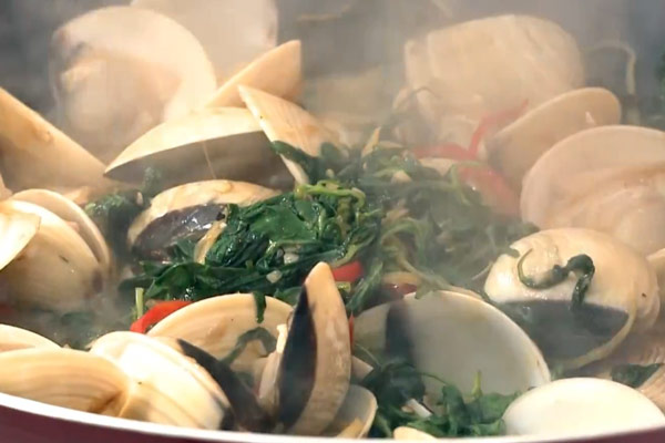 Trút nghêu vào chảo