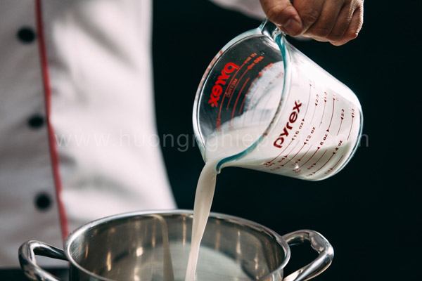 Cho sữa và whipping cream vào nồi đun