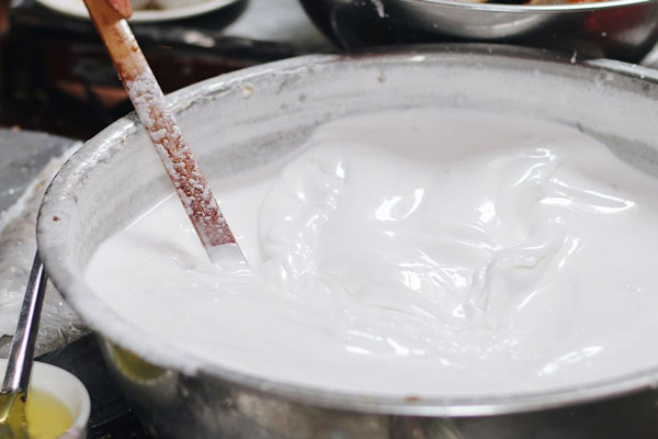 Chuẩn bị bột bánh cuốn