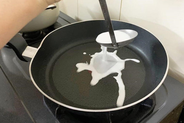 Chuẩn bị chảo tráng bánh cuốn