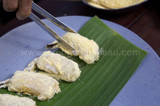lăn chả giò tôm cá lóc qua các loại bột chiên