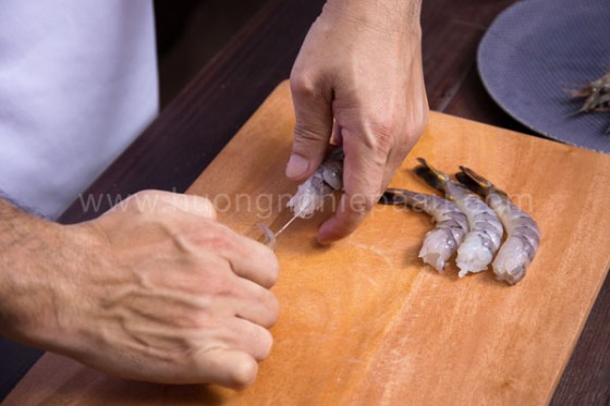 tôm bóc vỏ và rút chỉ lưng