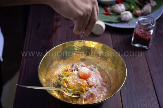 trộn đều các nguyên liệu làm chả giò tôm cá lóc