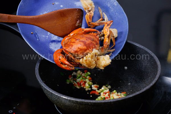 Cua cho vào chảo rang muối