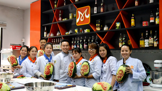 học viên lớp cắt tỉa dưa hấu