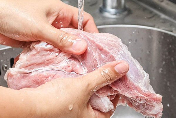 Cách sơ chế thịt heo hết mùi hôi