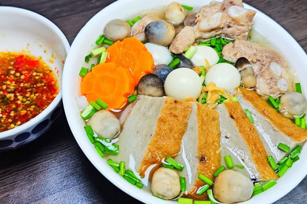 bánh canh xương chả cá nấu cực đơn giản