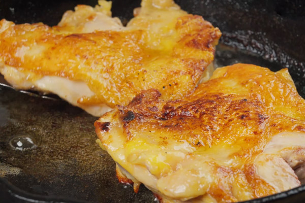 cho gà vào chiên vàng đều hai mặt