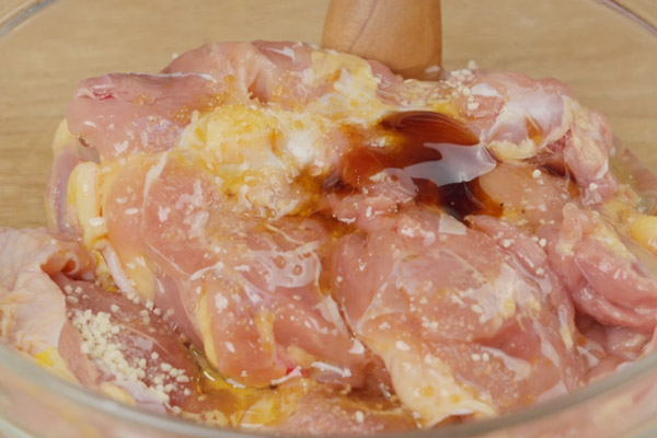 ướp gà cùng với gia vị