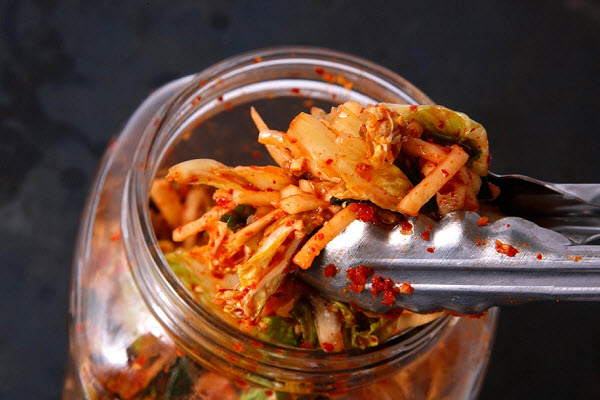 Dùng đũa sạch gắp Kimchi