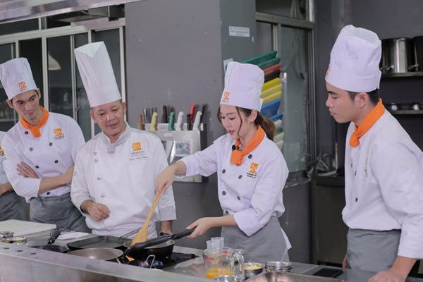 Ribi đang thực hiện kỹ thuật nấu