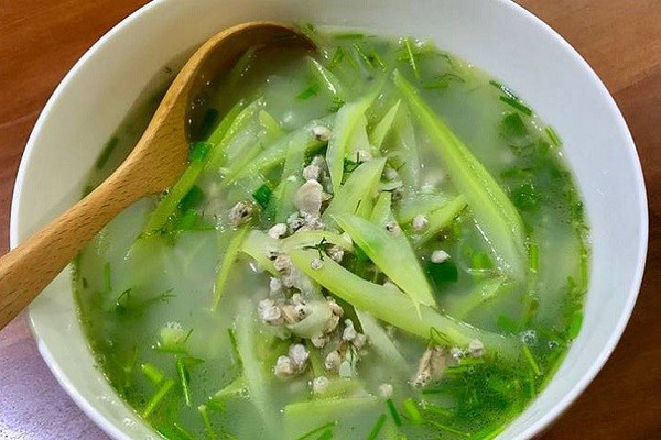 Thưởng thức bát canh ngao nấu với bầu ngọt thanh