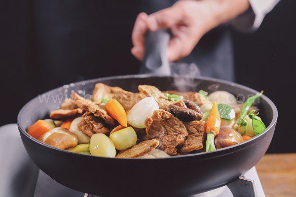 Xào sơ nấm  và các loại củ