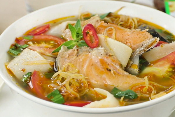 Canh đầu cá hồi kiểu Thái