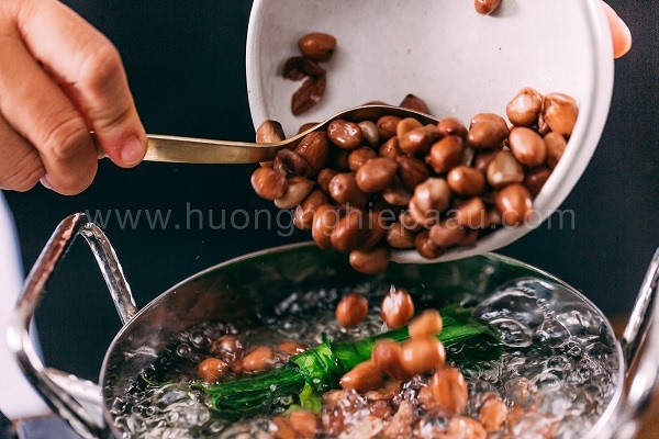 Luộc đậu phộng mềm