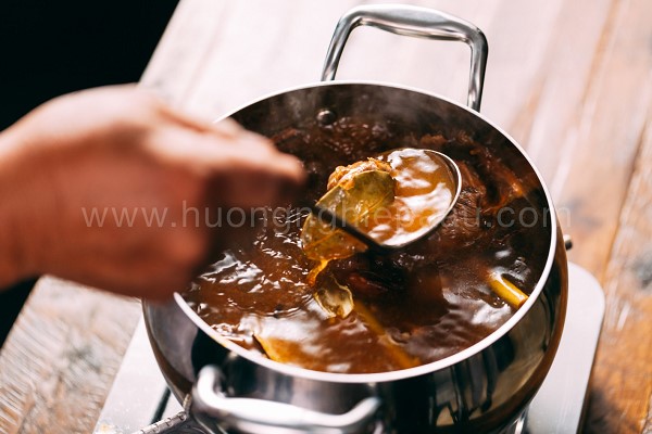 Nấu nước dùng bò kho