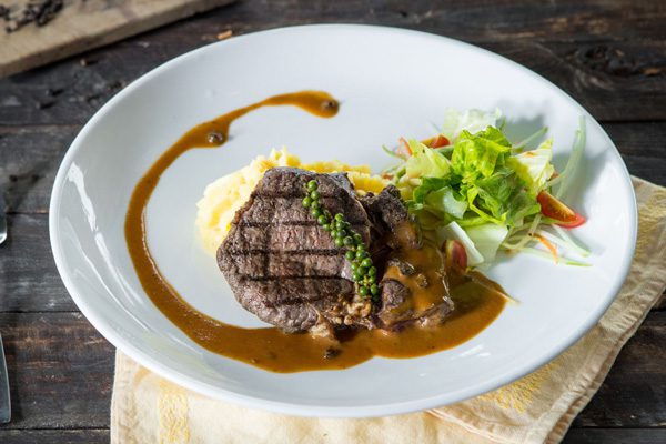 Bò bít tết xốt nấm
