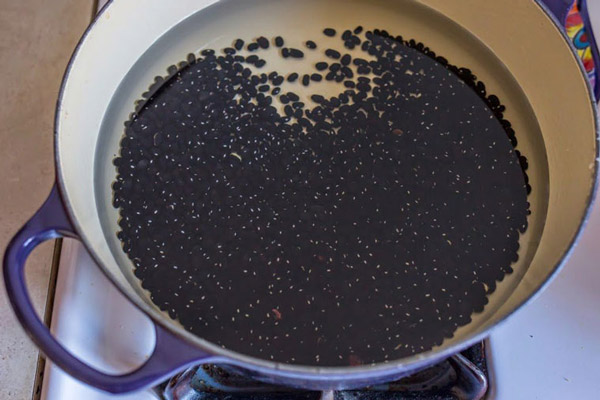 Ngâm phân tử đỗ đen trước lúc nấu