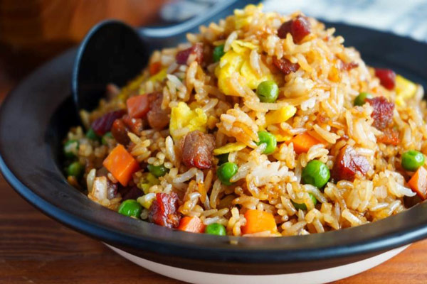 Cơm chiên Dương Châu thơm ngon, màu sắc bắt mắt