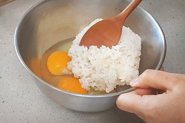 Trọn cơm và trứng gà để tạo màu đẹp mắt