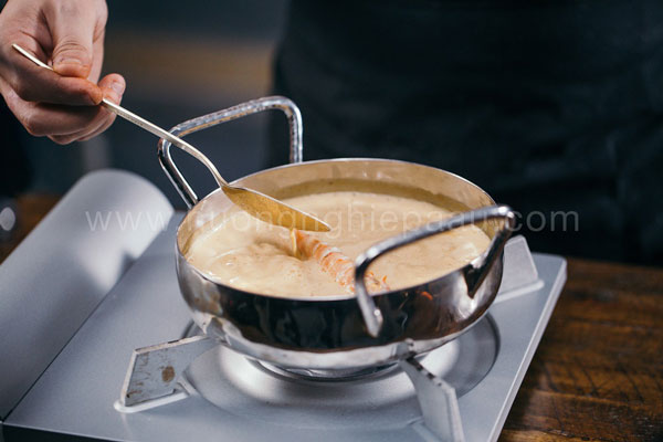 xốt tôm sẽ ăn kèm với mousse sò điệp