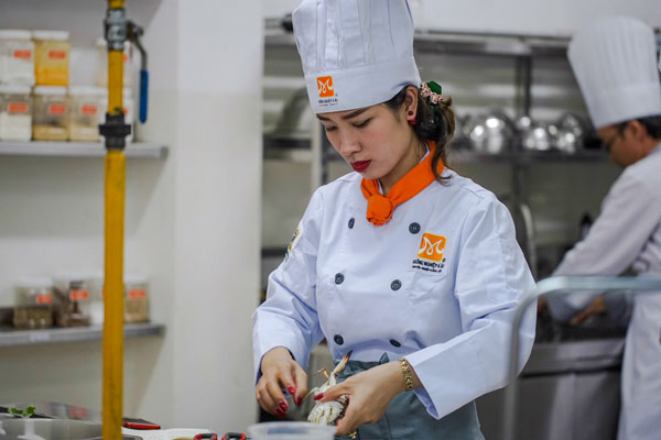 Học viên thực hành sơ chế ghẹ