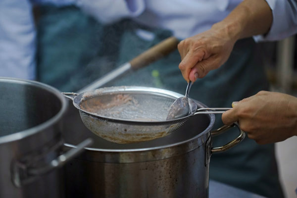 Nấu nước dùng bánh canh