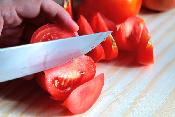 Cắt cà chua và bỏ hạt
