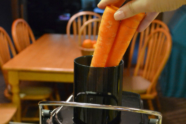 Cho cà rốt vào máy ép