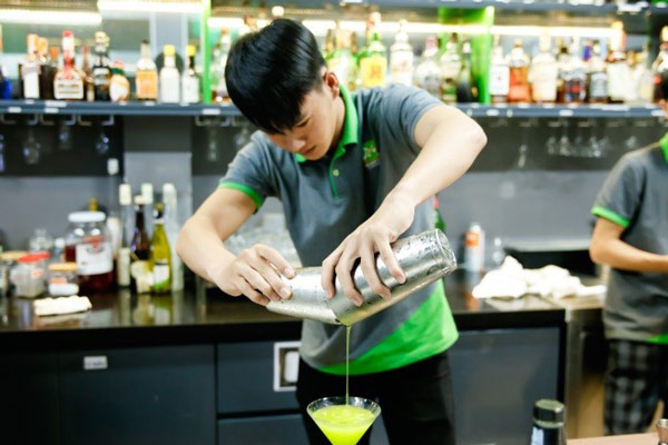 Học viên thực hành kỹ thuật rót