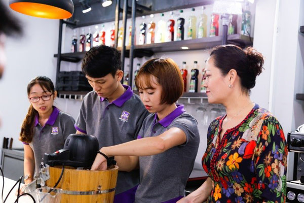 Học viên thực hành trộn kem
