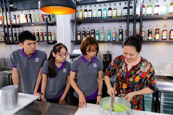 Quan sát kỹ thuật làm kem giảng viên