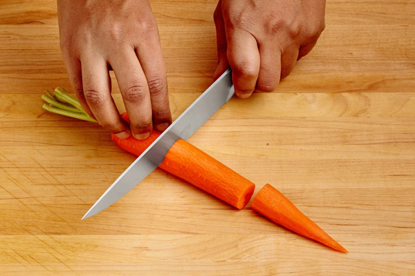 Cắt nhỏ cà rốt để xay