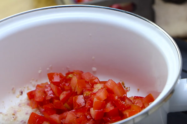 Cà chua thái hạt lựu để làm xốt