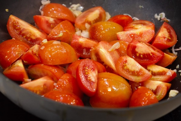 Xào cà chua cho chín mềm