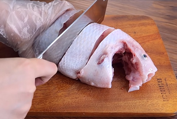 Cá diêu hồng cắt từng khúc một vừa phải ăn