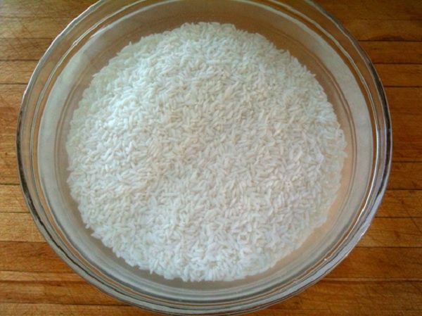 Ngâm gạo với nước trong một giờ  