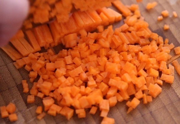 Băm cà rốt để nấu cháo