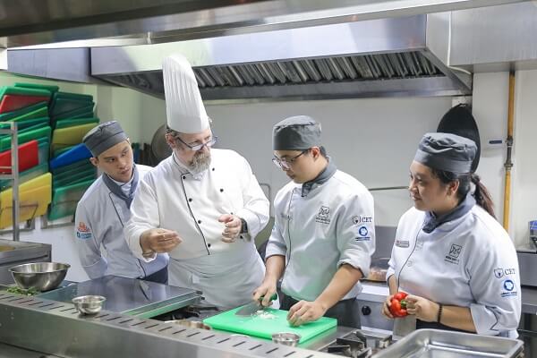 chia sẻ về khóa học bếp quốc tế
