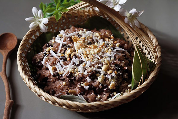 Xới xôi ra đĩa, cho dừa nạo sợi lên trên