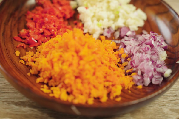 Băm/xay nhuyễn các gia vị thơm