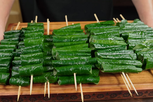 Bò vừa cuốn lá lốt xong